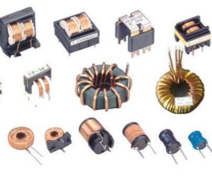 软磁材料和硬磁材料在居里温度下的磁化强度下降有何不同